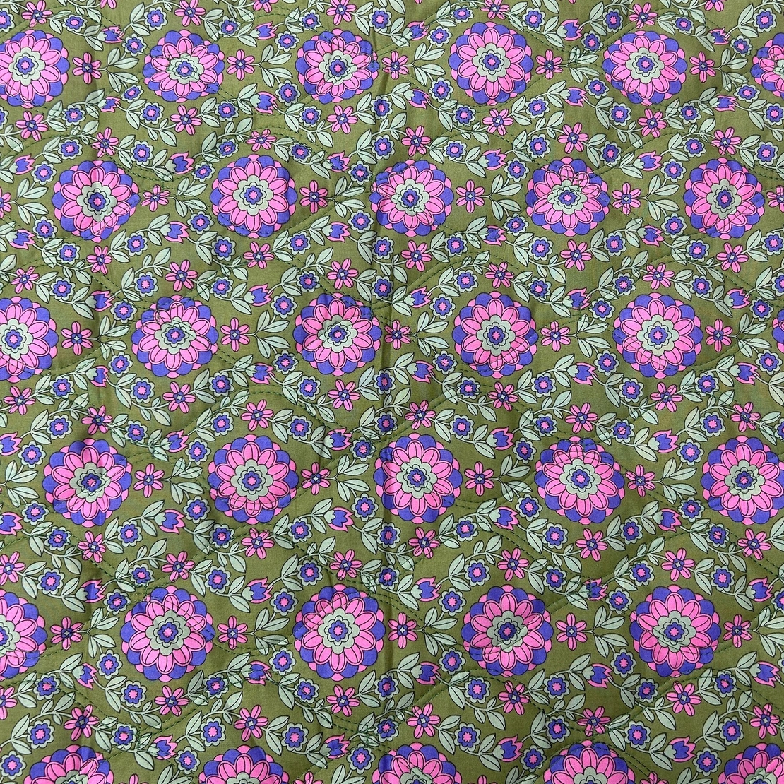 אריג קווילט דו צדדי דפוס מנדלות קטנות גווני ירוק סגול