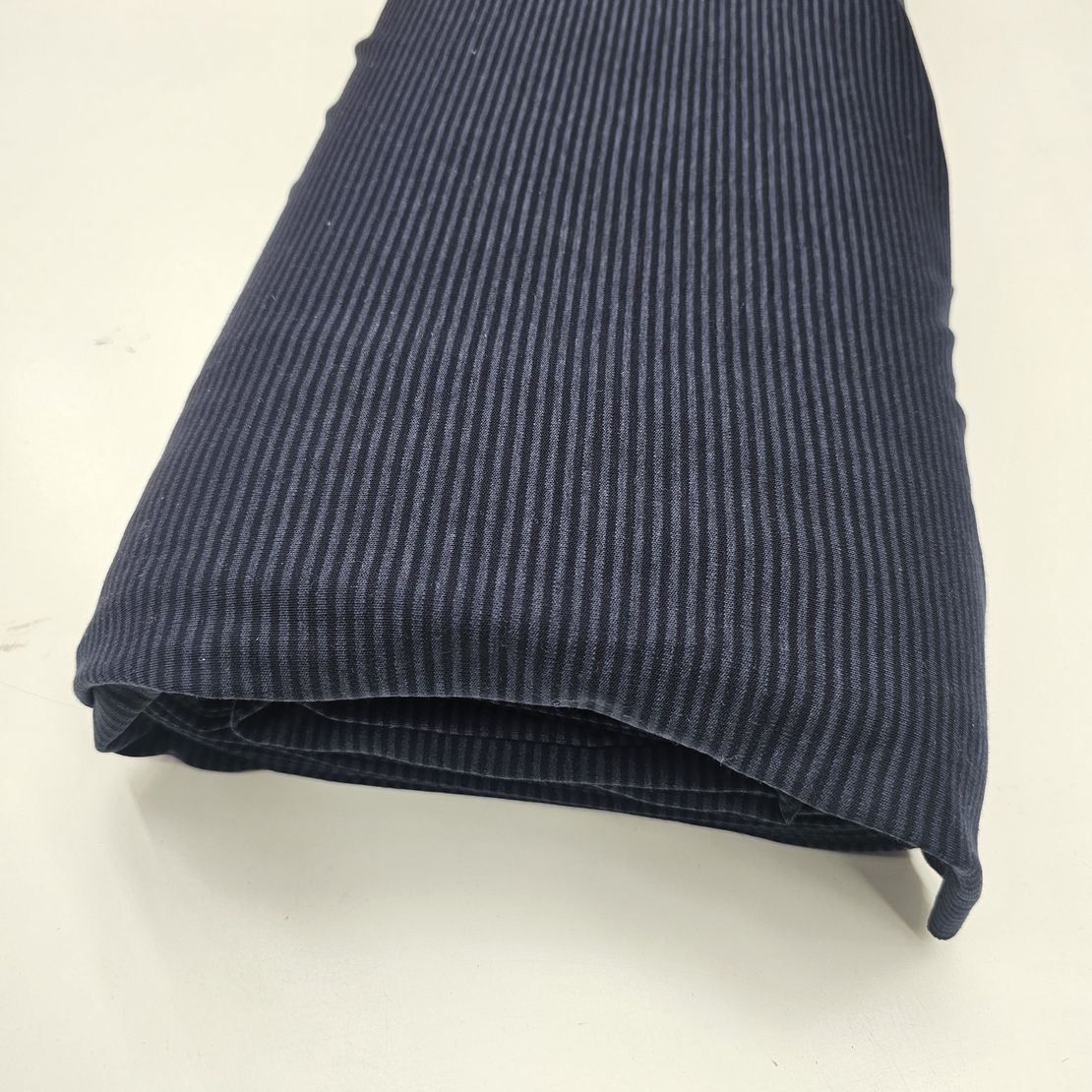 טריקו פולי ויסקוזה פסים דקים כחול שחור