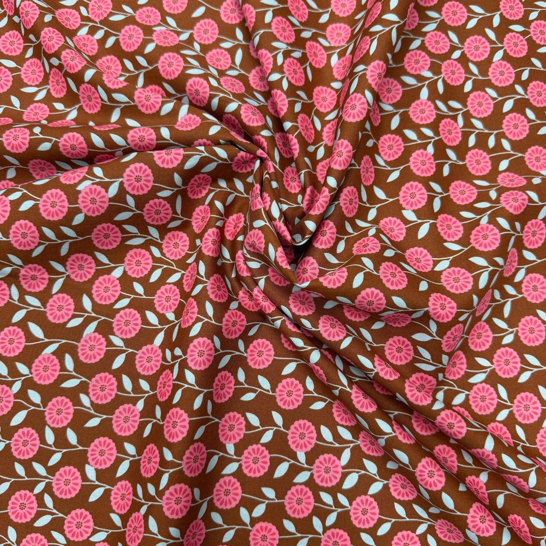 אריג כותנה דפוס פריחה כפרית בגוונים חמים