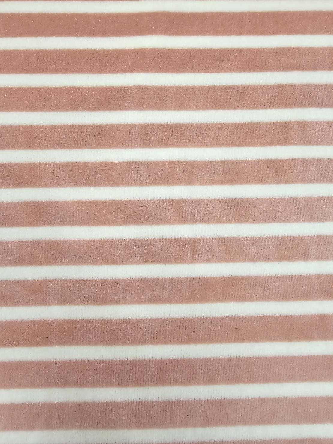 קטיפה ניקי פסים שמנת על רקע ורוד