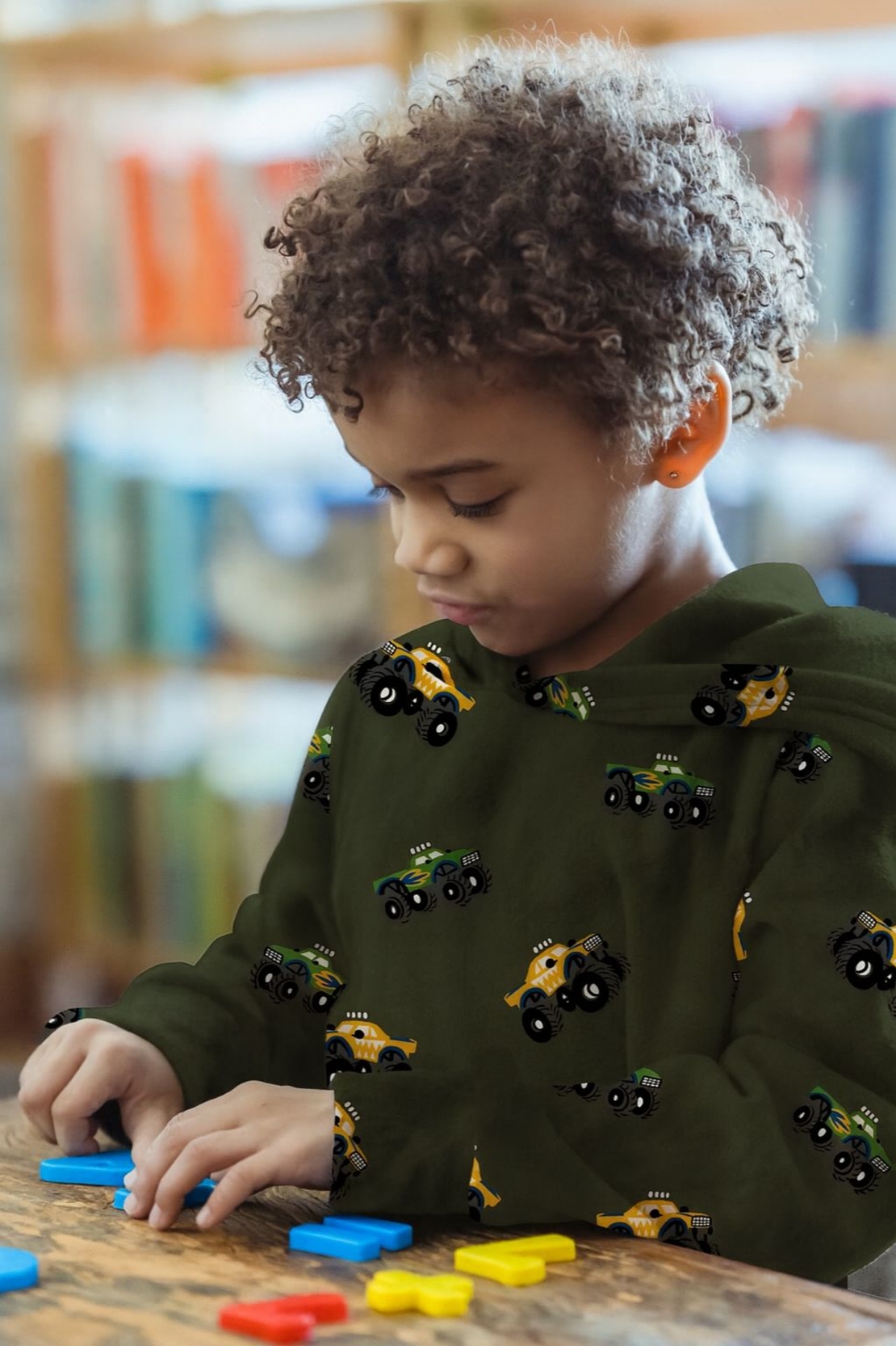 בד פוטר דפוס משאיות על רקע ירוק זית