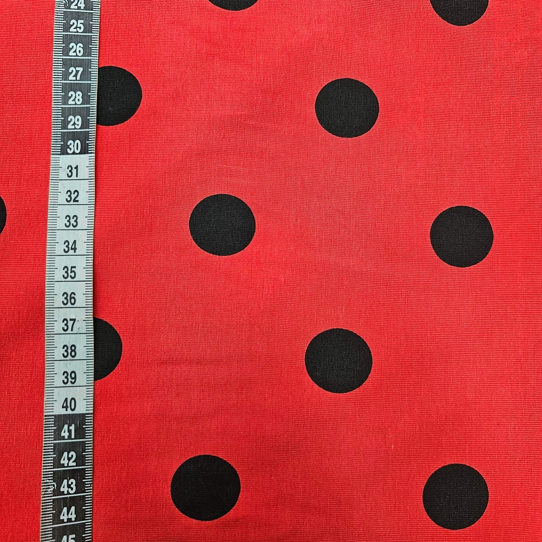טריקו כותנה דפוס נקודות על רקע אדום