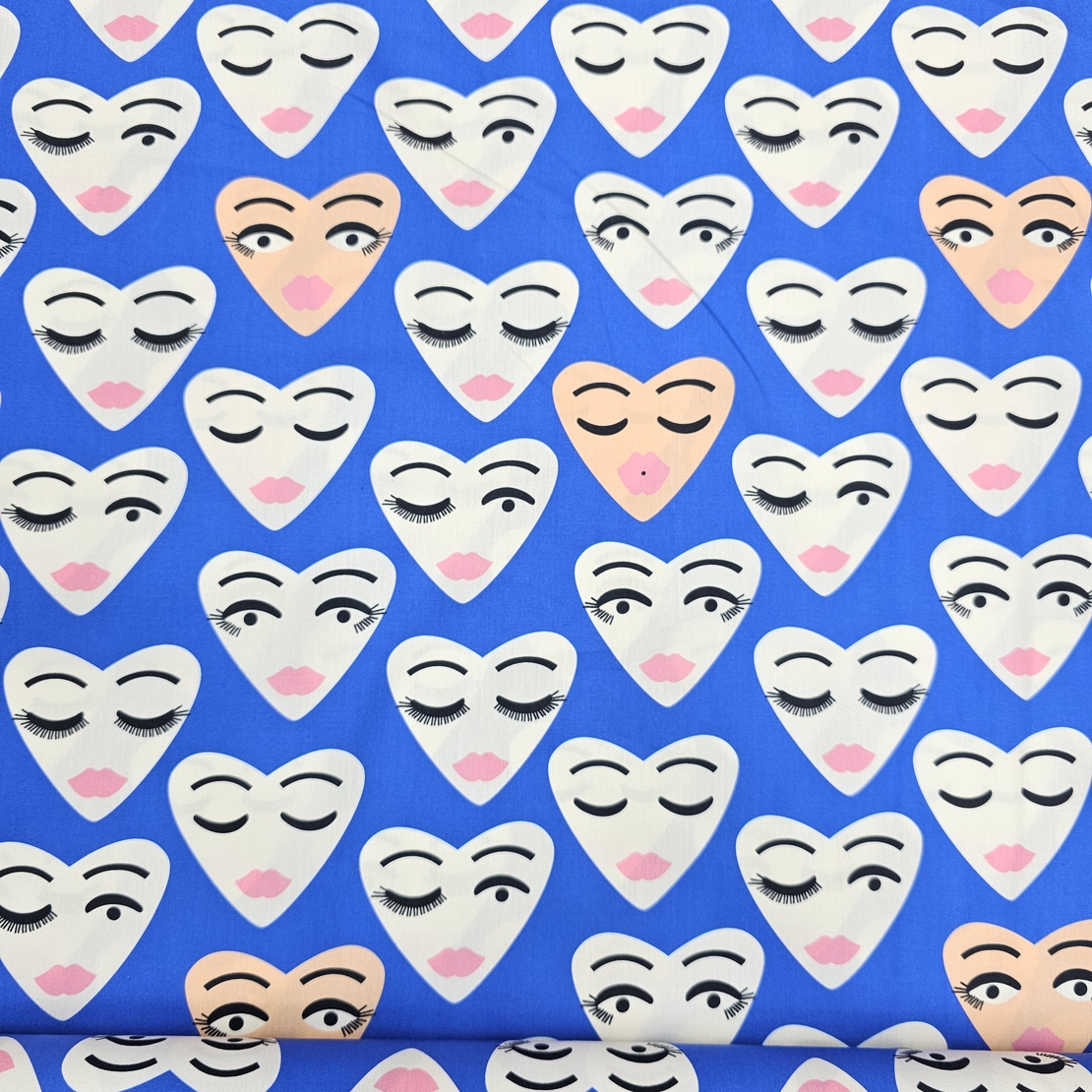 אריג כותנה דפוס לבבות שמחים על רקע כחול