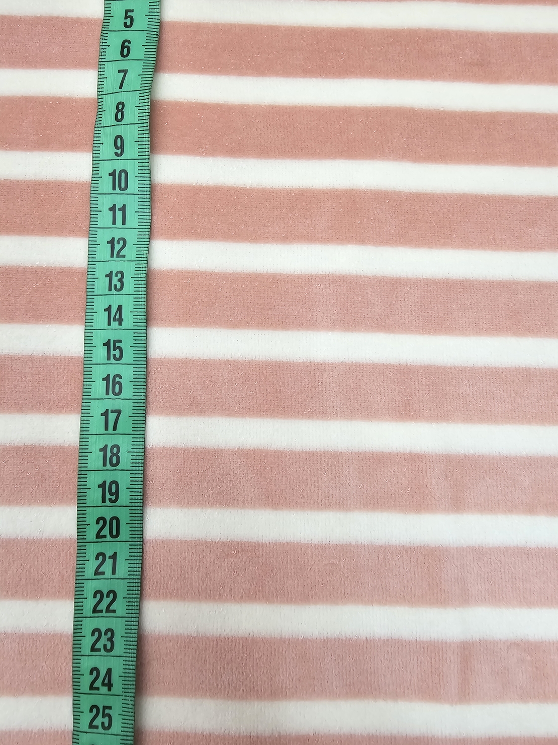 קטיפה ניקי פסים שמנת על רקע ורוד