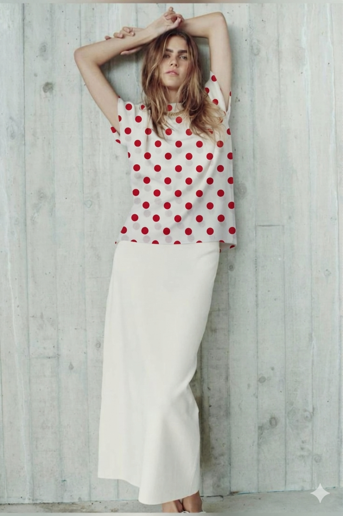 טריקו ויסקוזה דפוס נקודות אדומות על רקע לבן