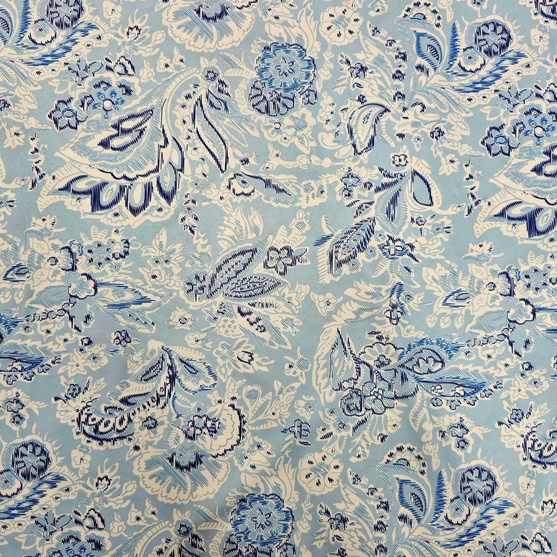 לייקרה דפוס בנדנה על רקע תכלת