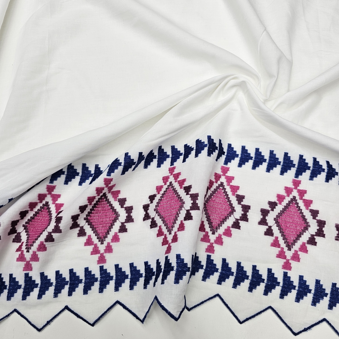 אריג כותנה וואל רקמה בגווני כחול וסגול