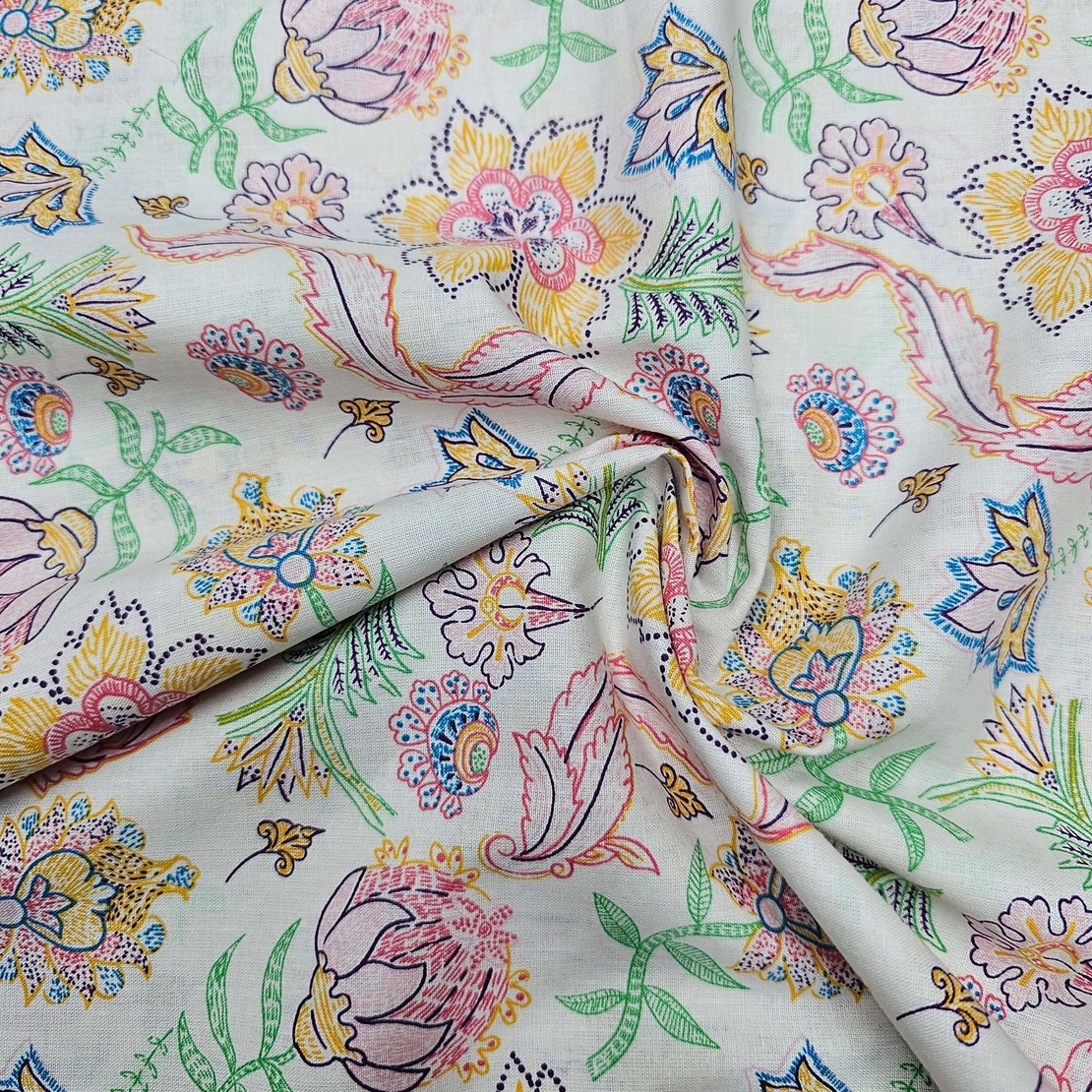 אריג כותנה דפוס בוהו על רקע לבן חם