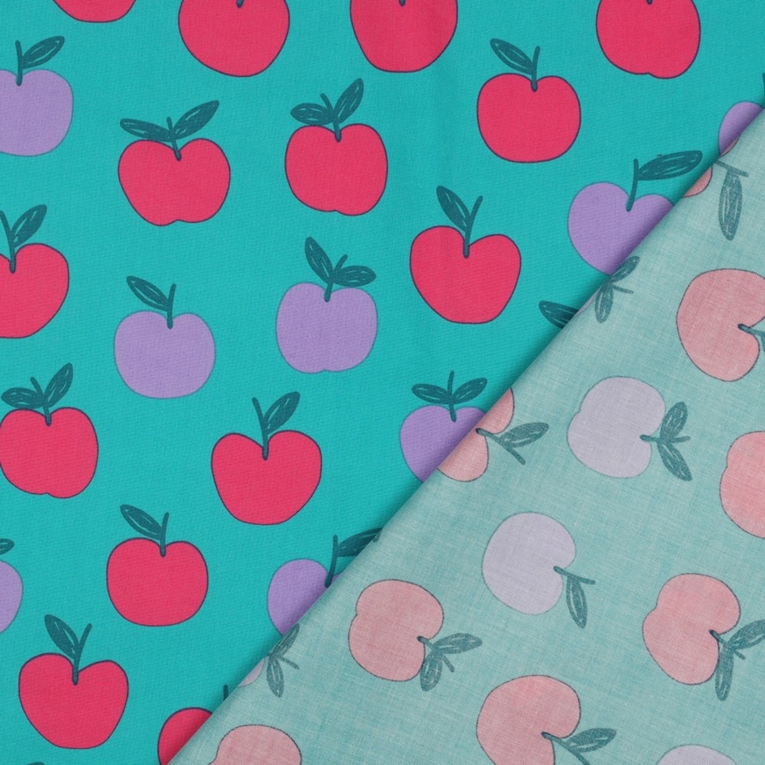 אריג כותנה דפוס פירות על רקע פטרול כהה