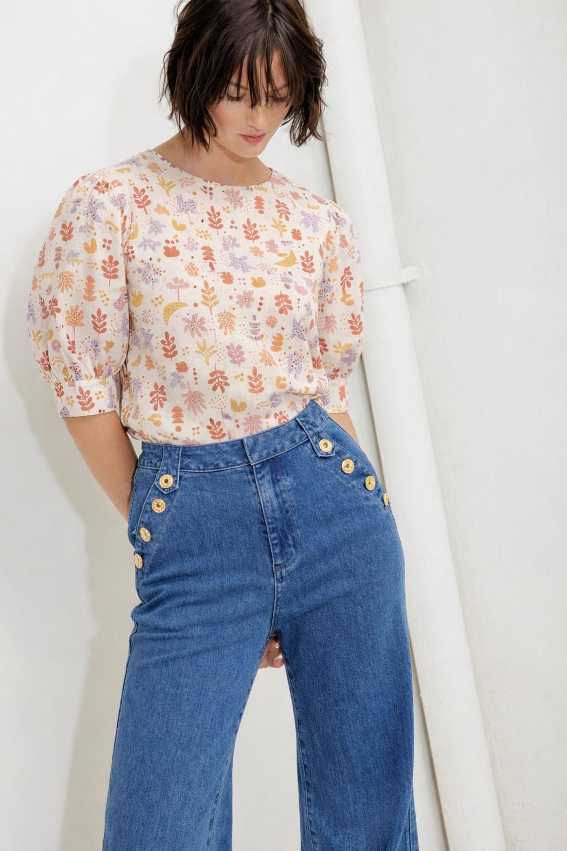 אריג כותנה דפוס ציפורים ועלים על רקע לבן חם