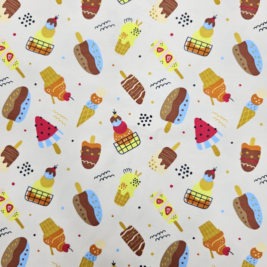 טריקו דפוס גלידות על רקע שמנת