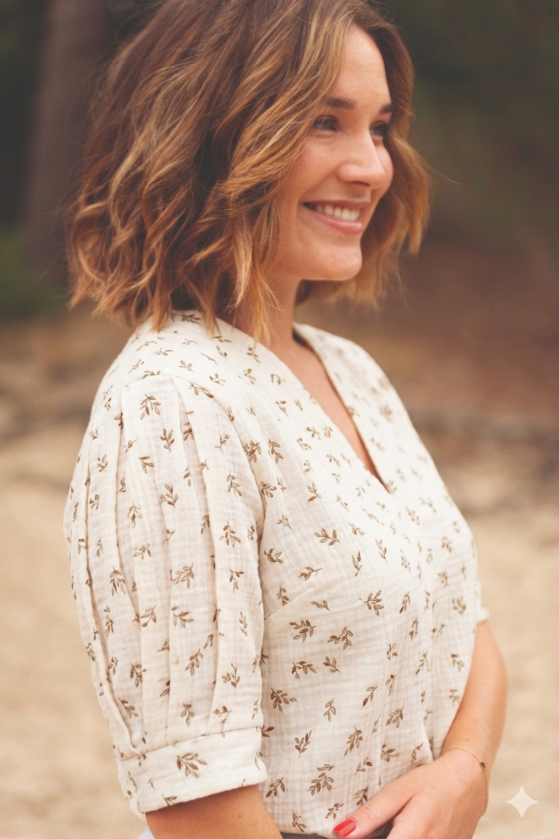 אריג דאבל טטרה דפוס עלעלים בגווני בז וחול על רקע אופוייט