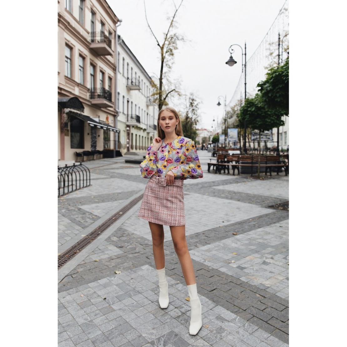 אריג ויסקוזה דפוס פרחים דיגיטלי על רקע אפור