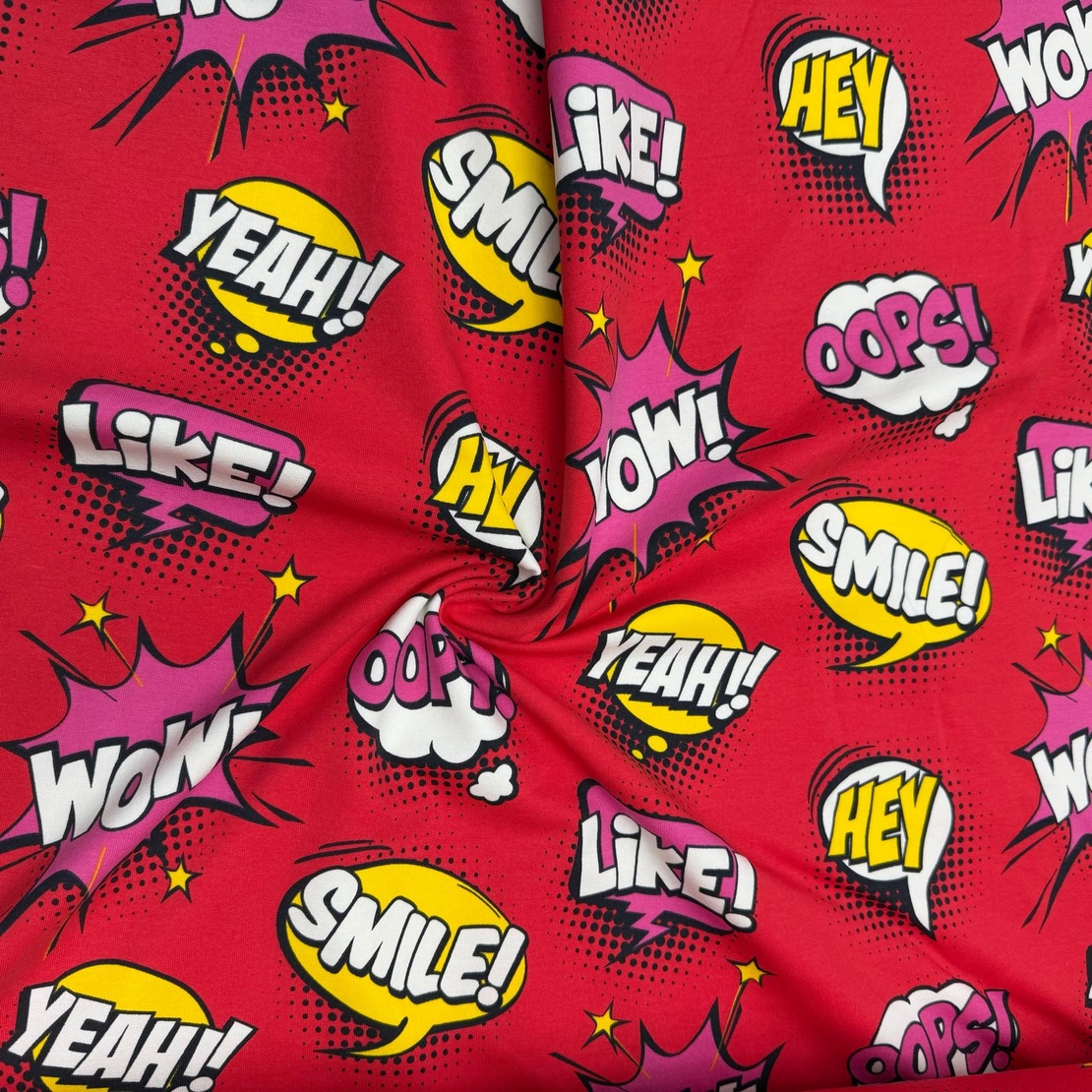 בד פוטר דפוס קומיקס על רקע אדום