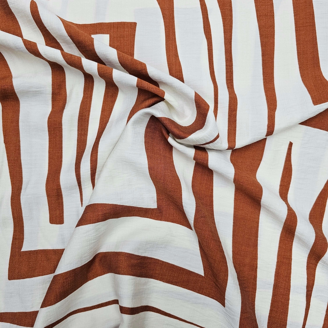 אריג פשתן ויסקוזה דפוס אמורפי בגווני חום ולבן