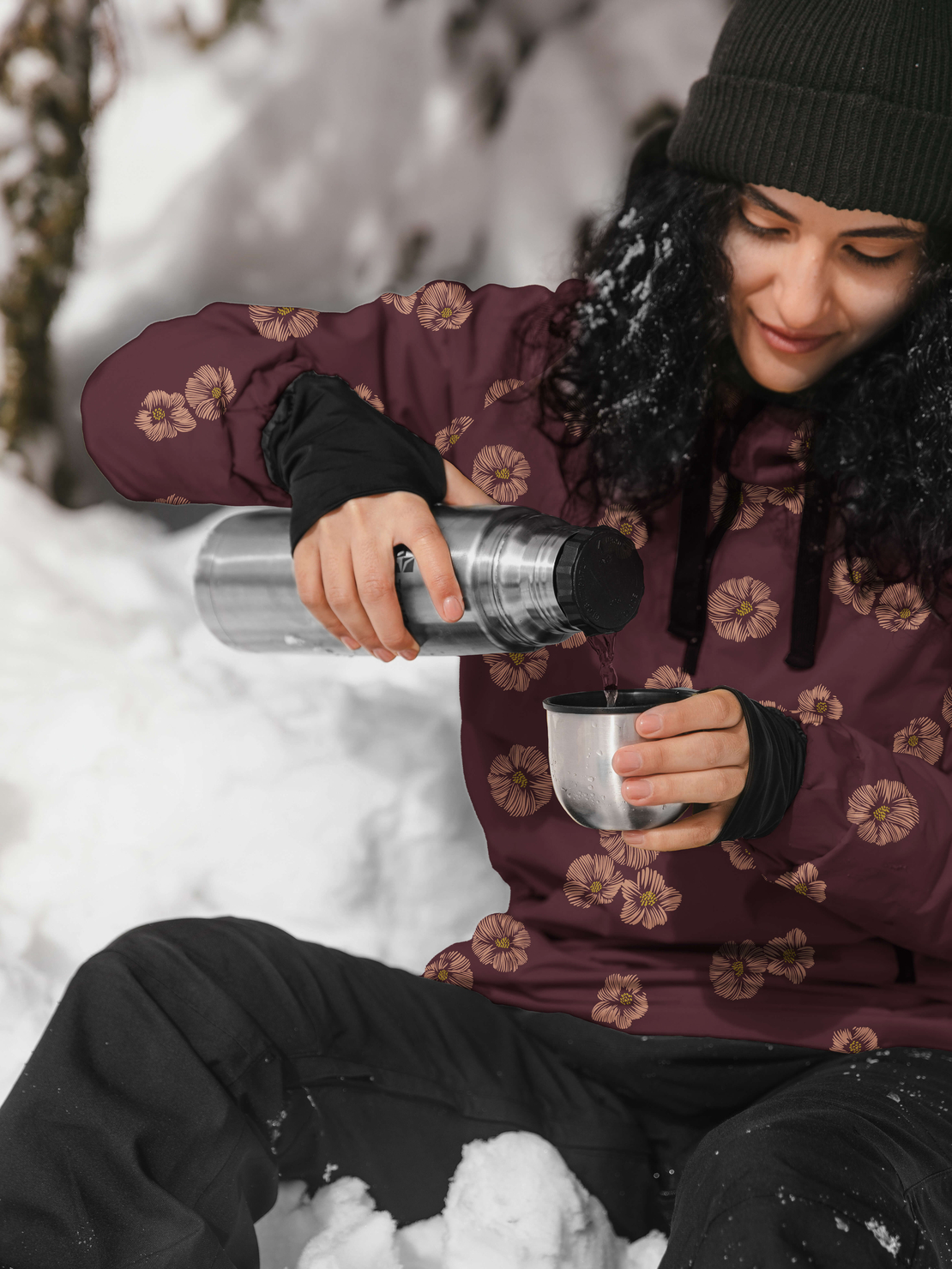 סופטשל דפוס פרחים מיוחדים על רקע בורדו עמוק