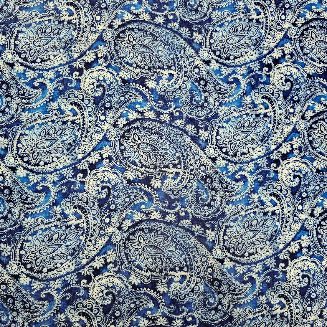 לייקרה דפוס בנדנה על רקע כחול