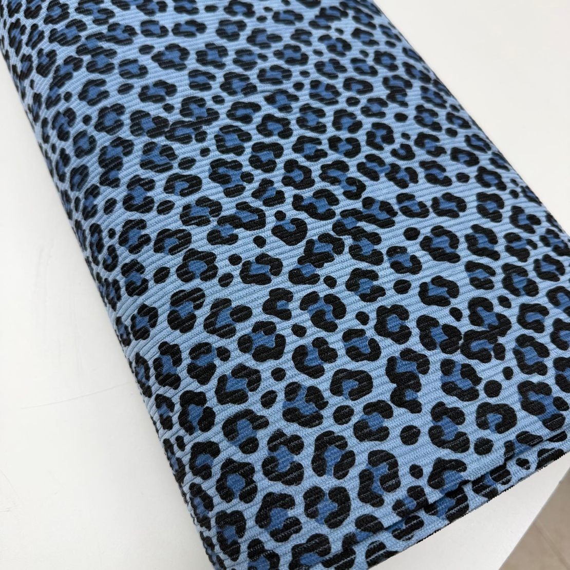 אריג קורדרוי בייבי מנומר על רקע כחול גינס