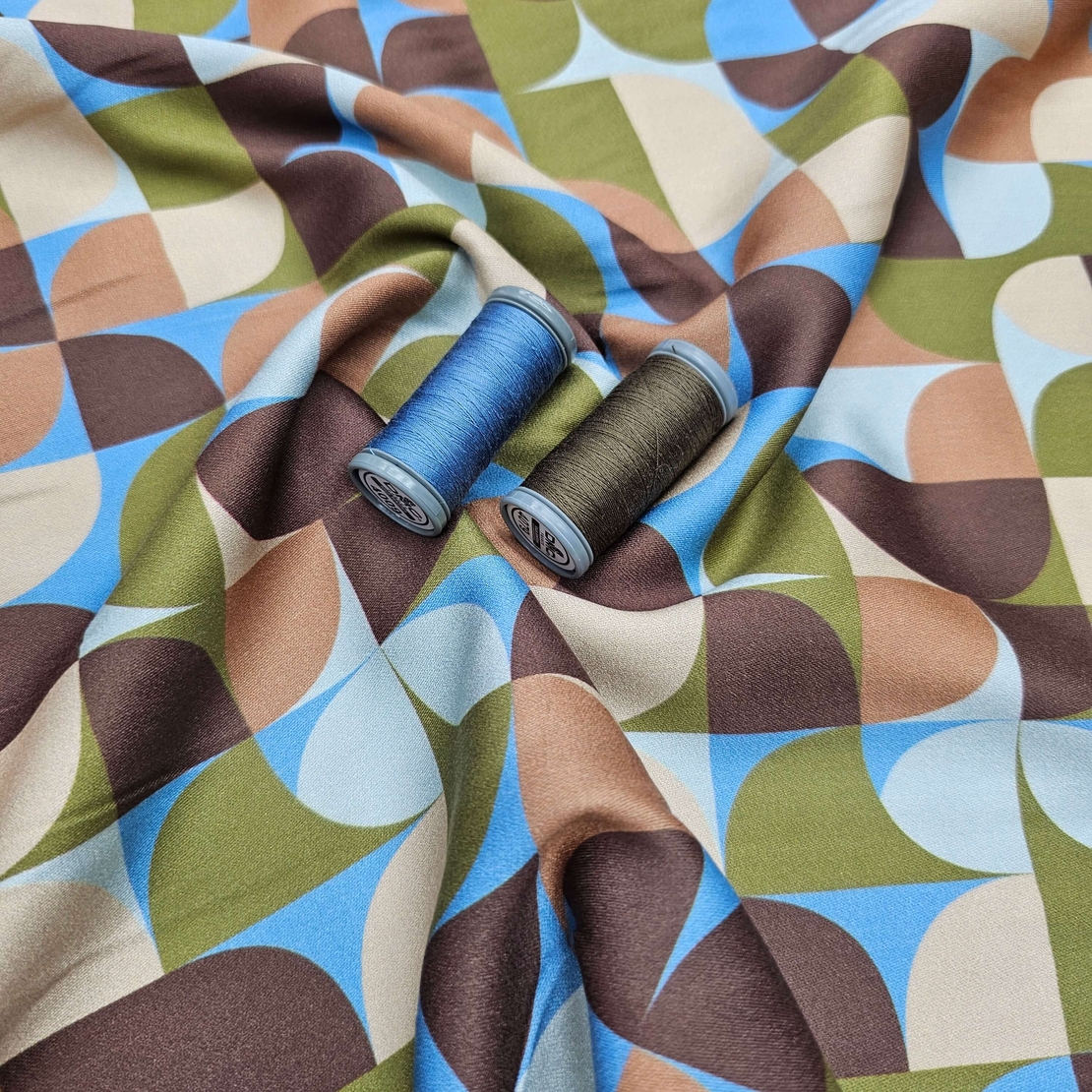 אריג ויסקוזה דפוס גאומטרי גווני ירוק בז חום דגם שרה