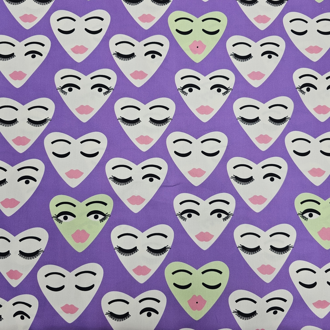 אריג כותנה דפוס לבבות שמחים על רקע סגול