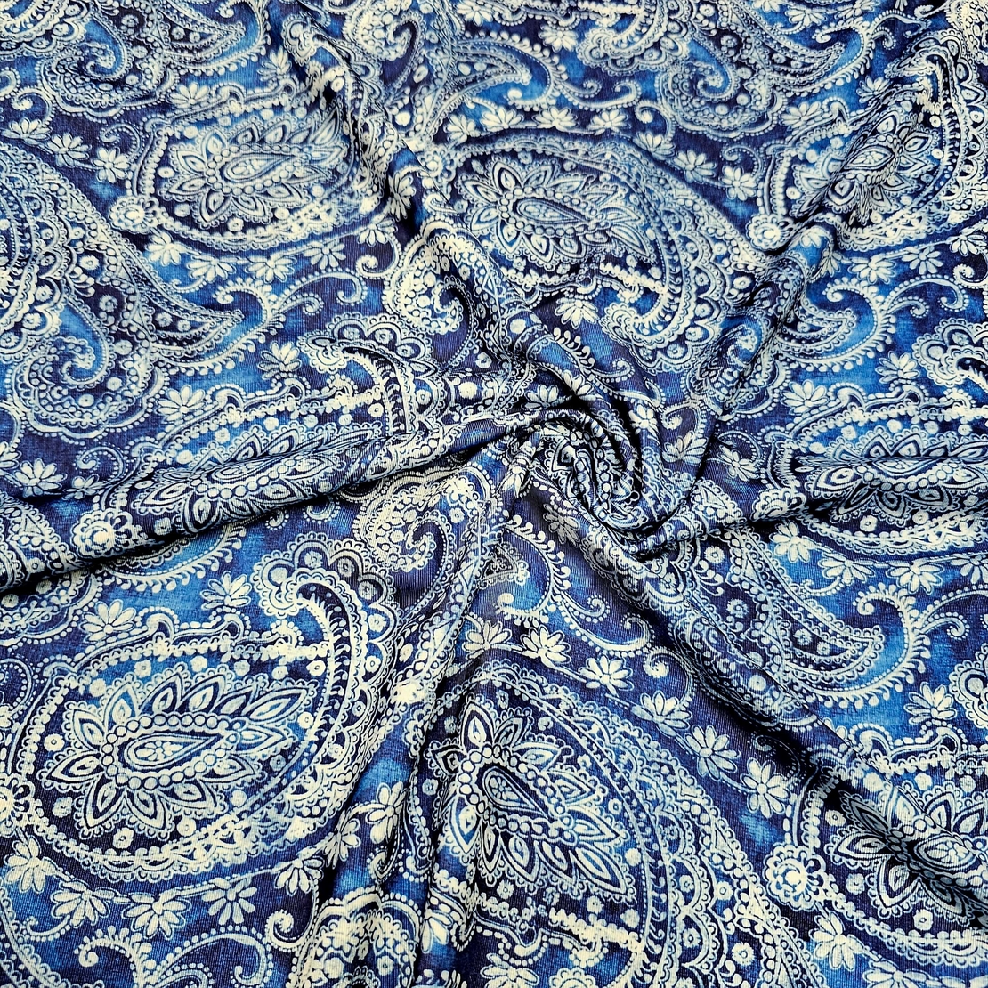 לייקרה דפוס בנדנה על רקע כחול