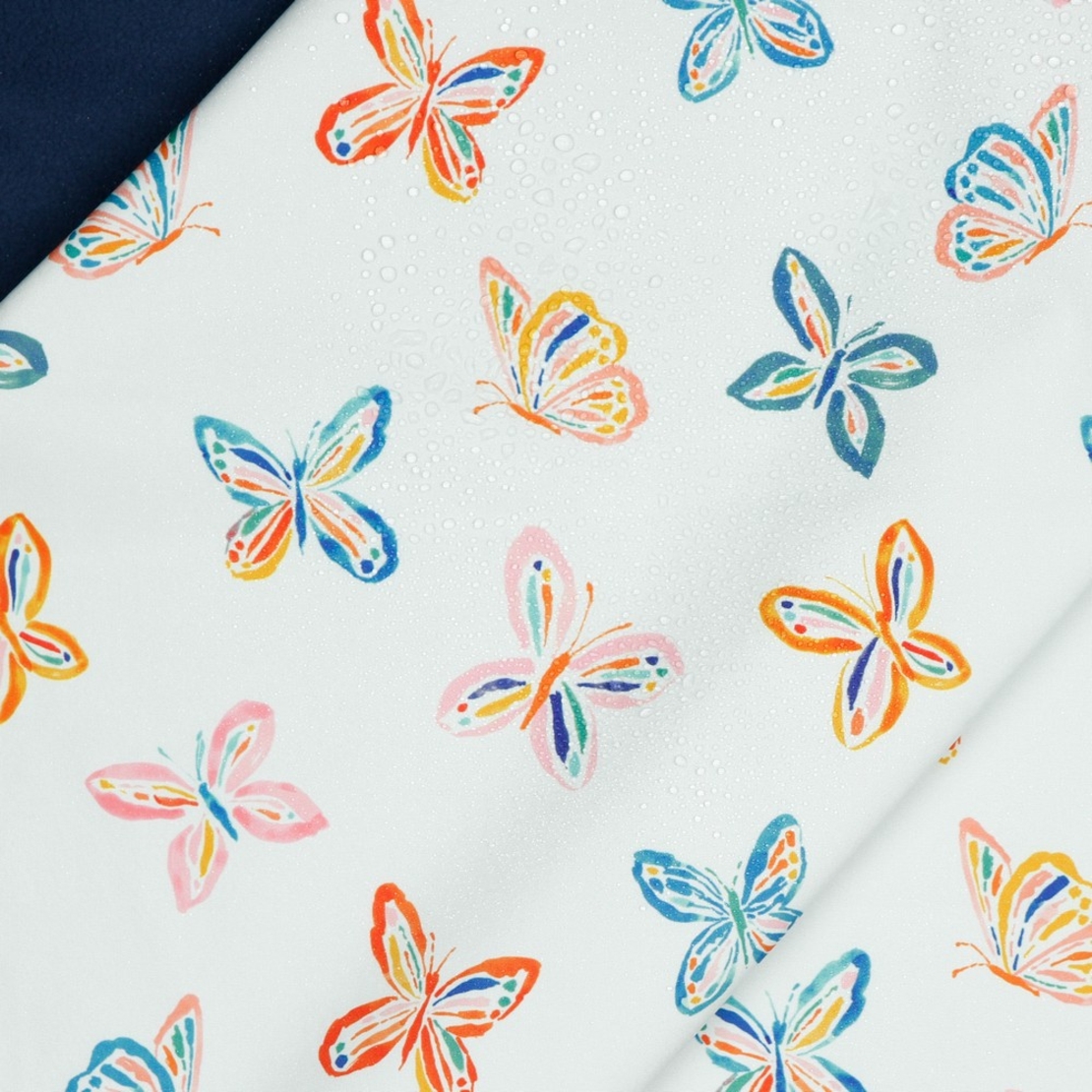 סופטשל דפוס פרפרים דיגיטלי על רקע לבן