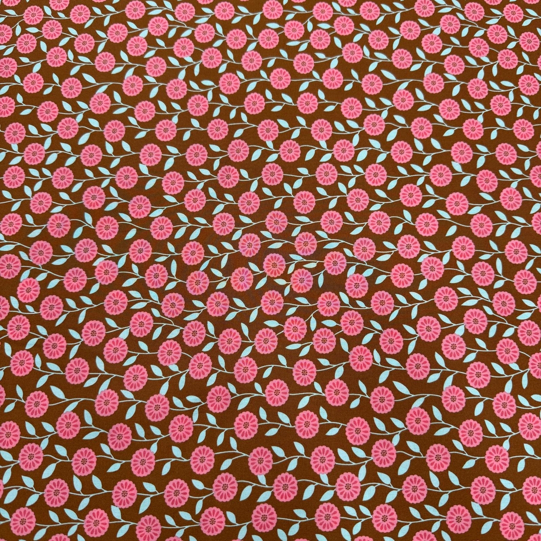 אריג כותנה דפוס פריחה כפרית בגוונים חמים