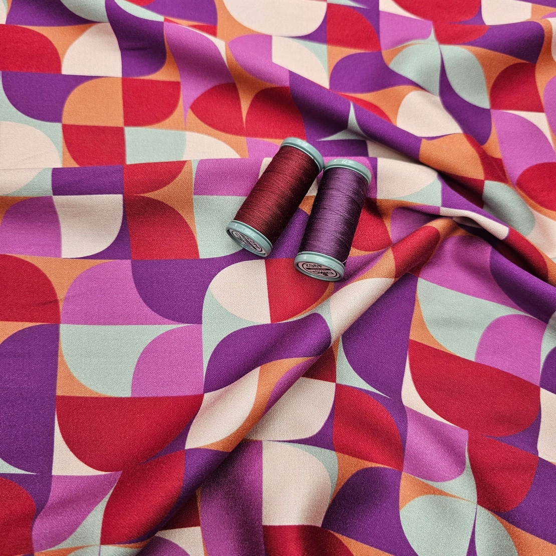 אריג ויסקוזה דפוס גאומטרי גווני סגול בורדו דגם שרה