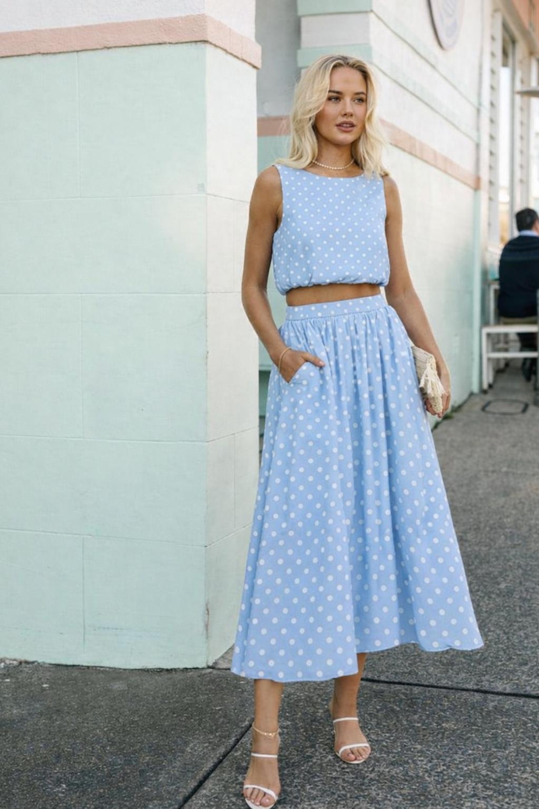 אריג כותנה נקודות לבן על רקע תכלת