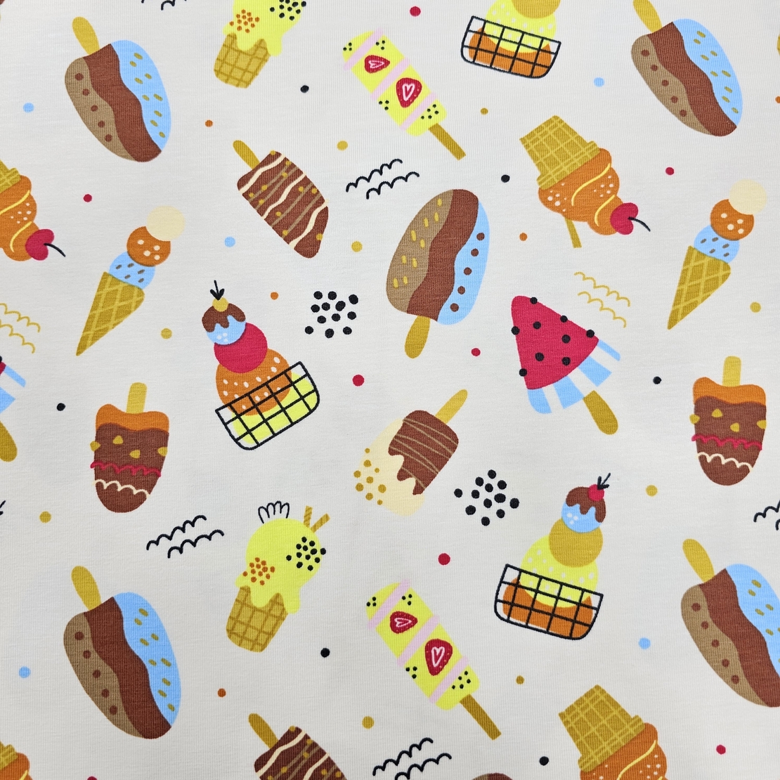 טריקו דפוס גלידות על רקע שמנת