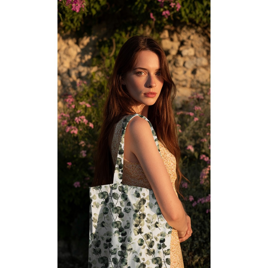 קנבס דפוס עלי אקליפטוס דיגטלי על רקע לבן