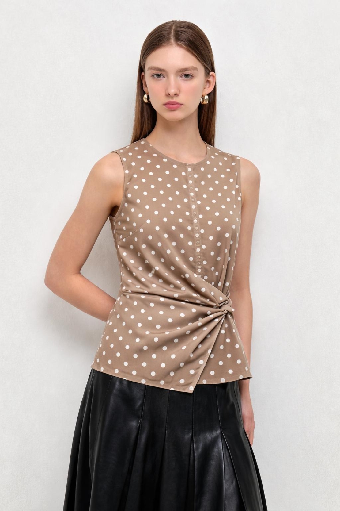 אריג כותנה נקודות לבן על רקע בז