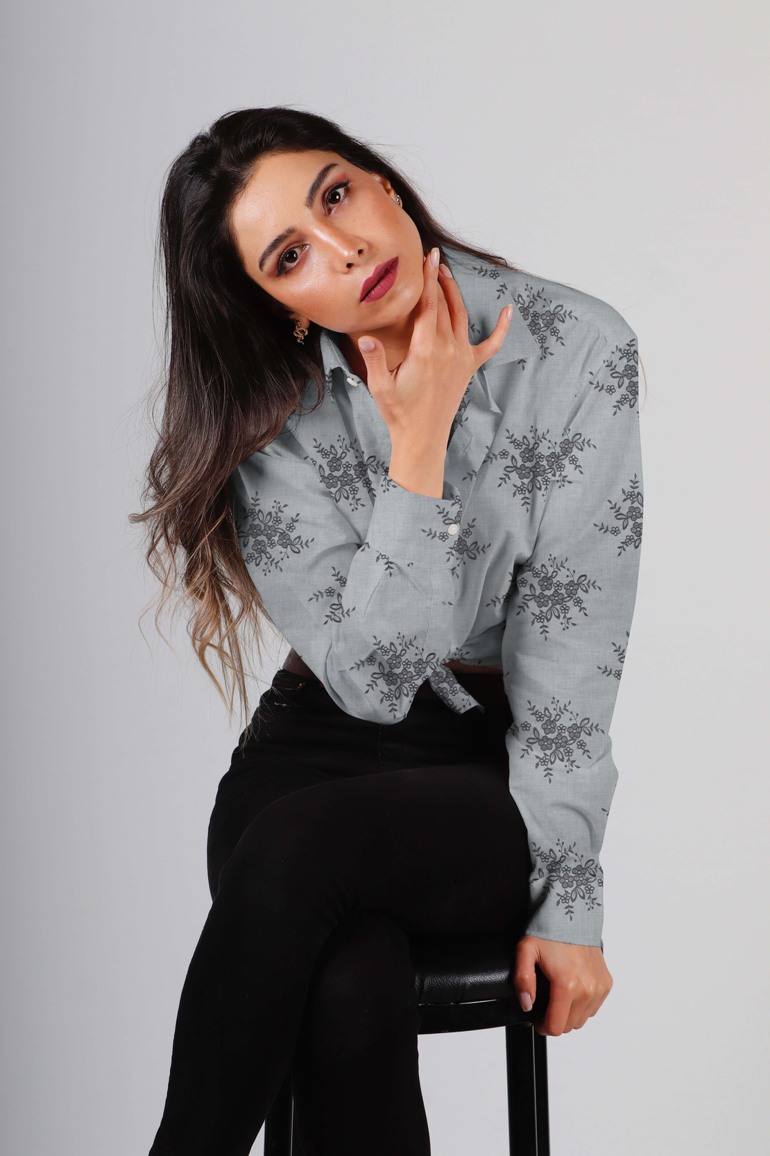 אריג כותנה תחרה רקום על רקע אפור