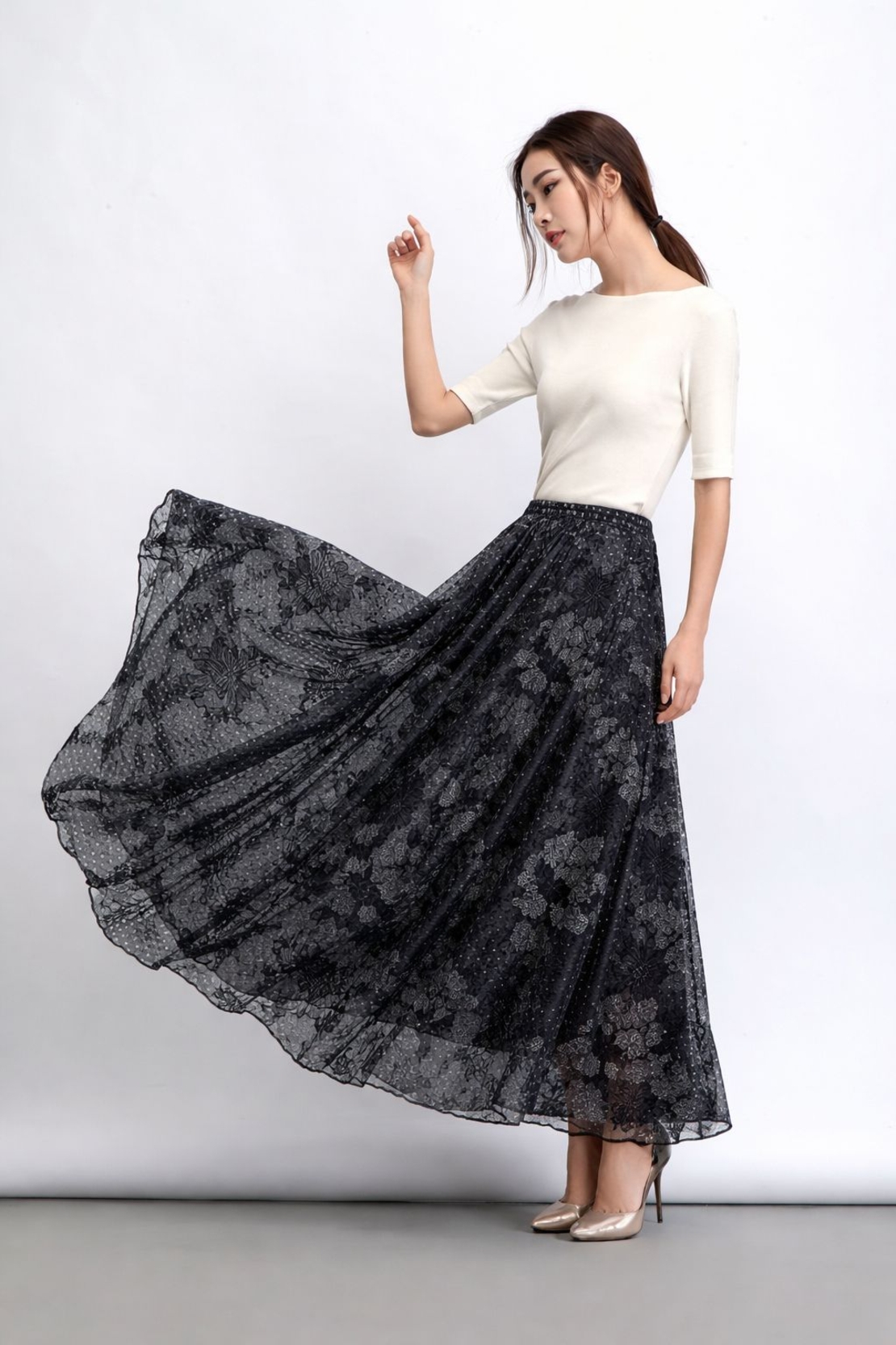 אריג שיפון אפור כהה דפוס שושנים מיוחדים