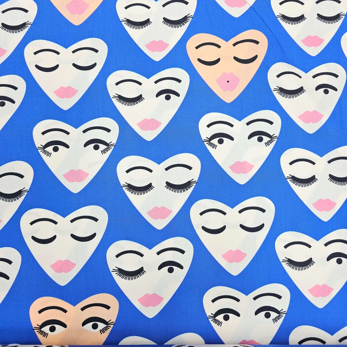 אריג כותנה דפוס לבבות שמחים על רקע כחול