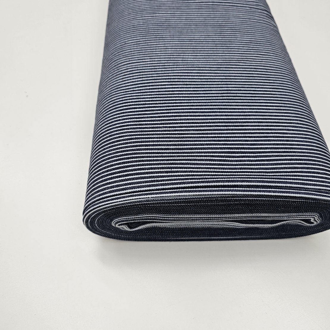 אריג גינס פסים דקים על רקע כחול כהה