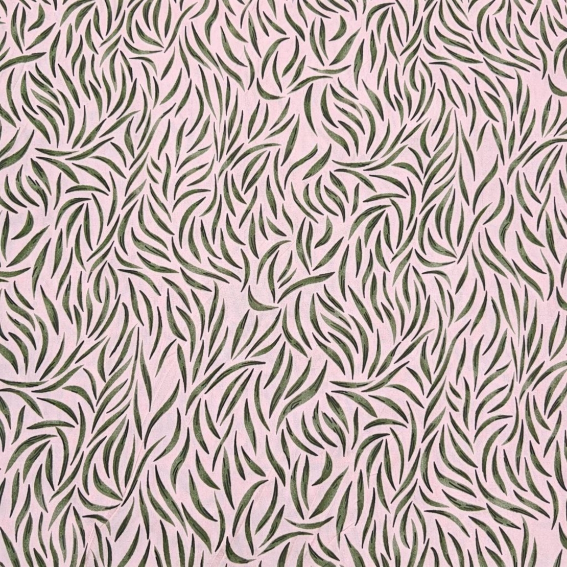 אריג ויסקוזה דפוס עלעלים מאורכים על רקע ורוד בלט