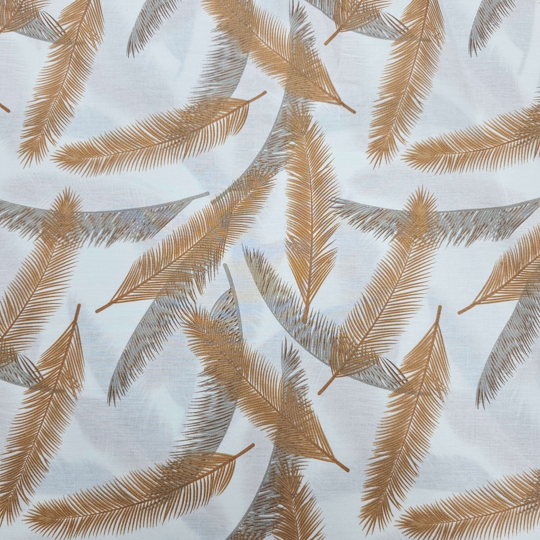 אריג כותנה דפוס נוצות בגווני כאמל אפור