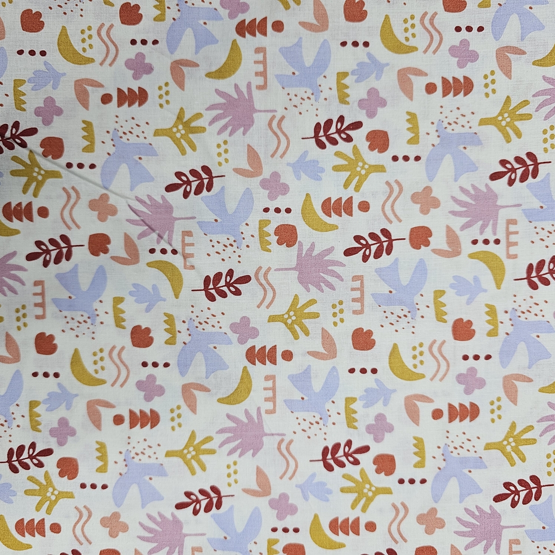 אריג כותנה דפוס ציפורים ועלים על רקע לבן חם