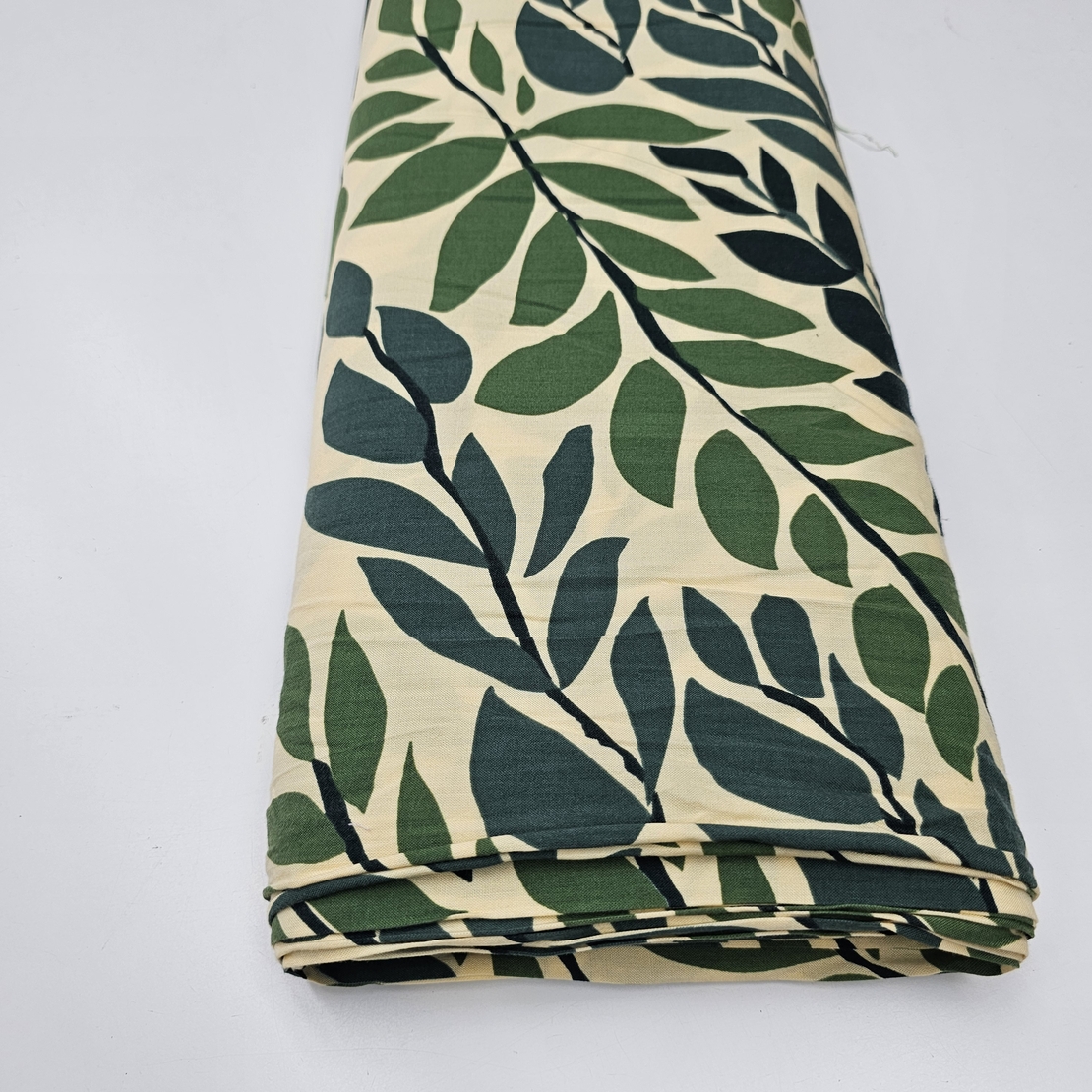 אריג ויסקוזה דפוס עלים טרופיים על רקע צהבהב