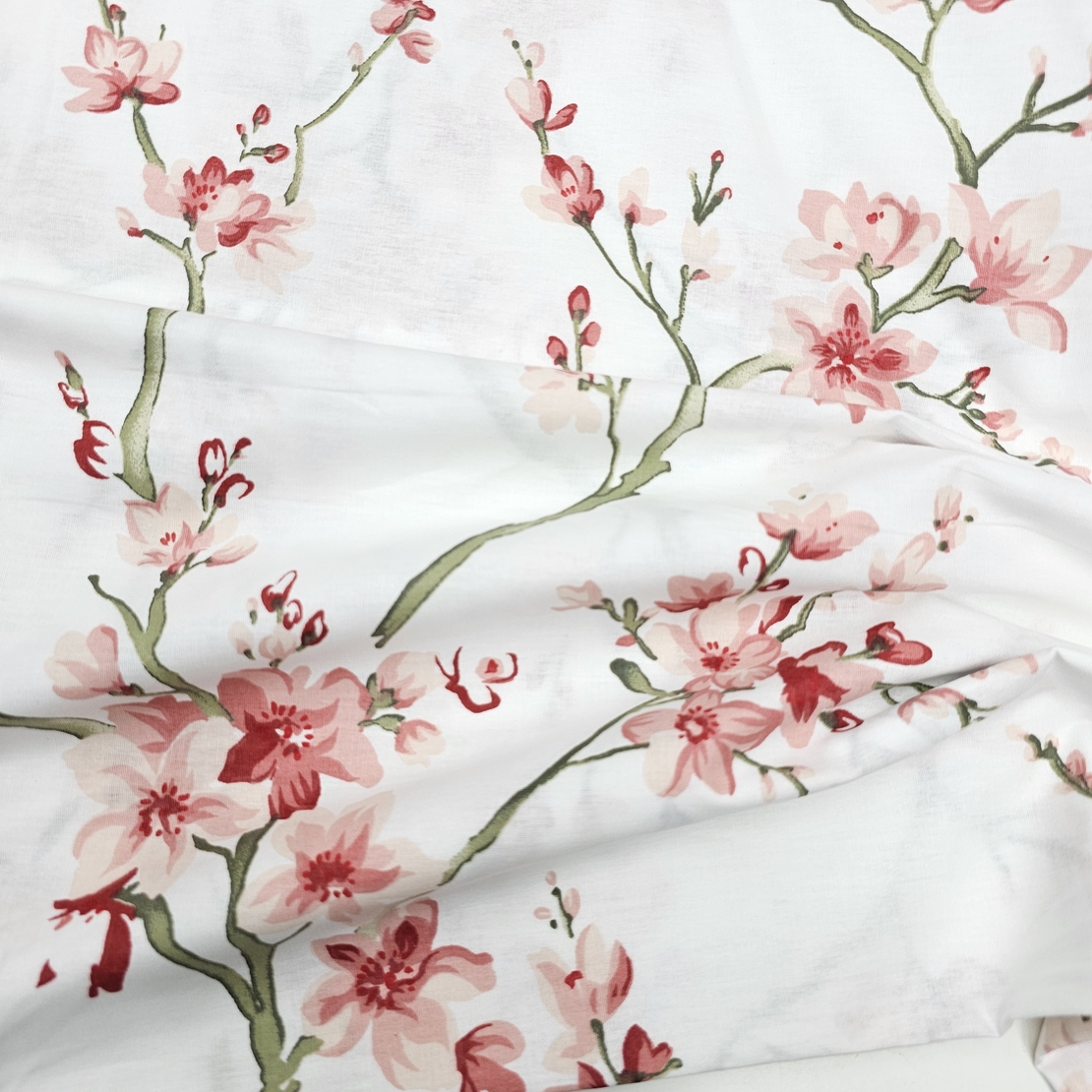 אריג כותנה דפוס פריחת הדובדבן על רקע לבן רוחב 240