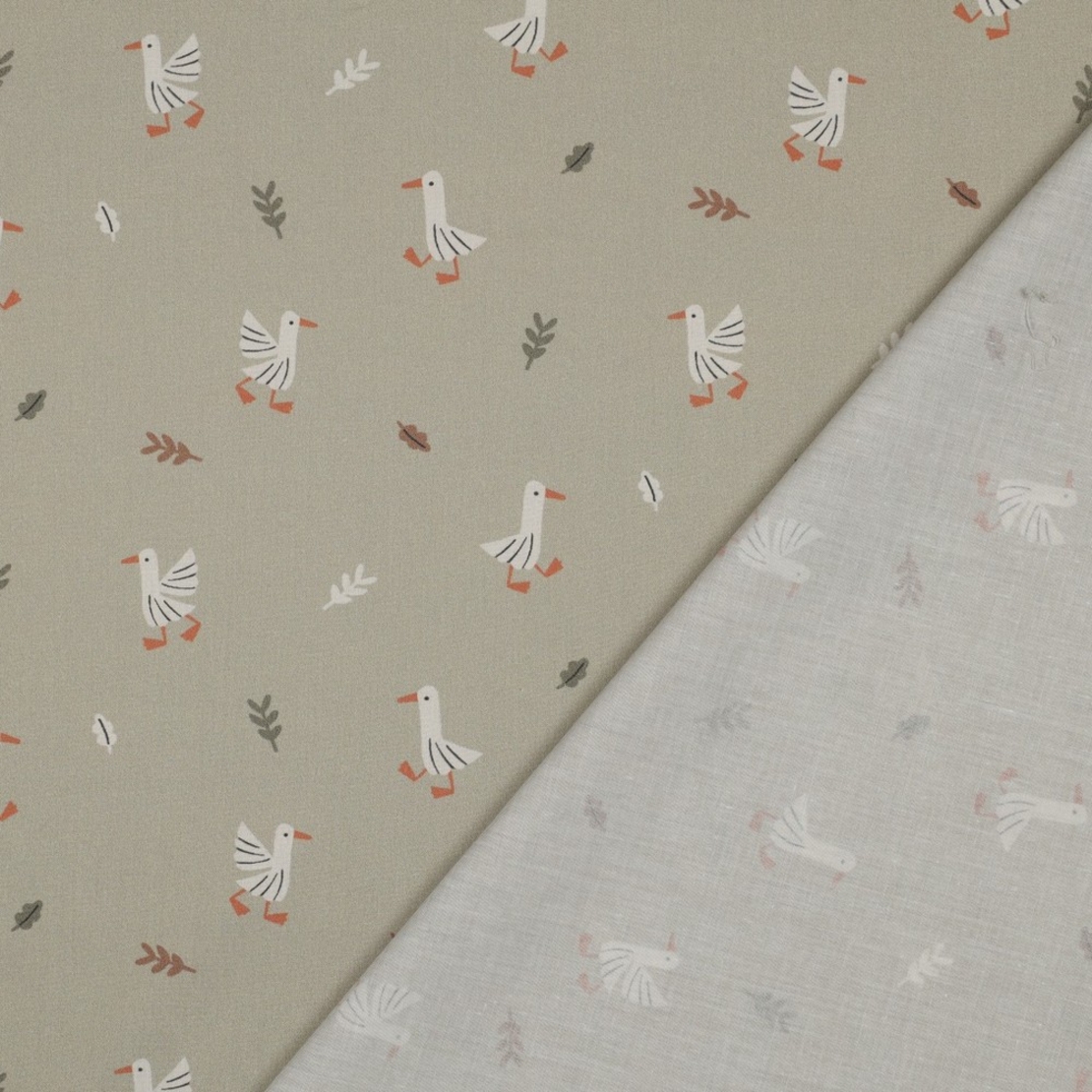 אריג כותנה דפוס אווזים בחווה על רקע ירוק מרווה