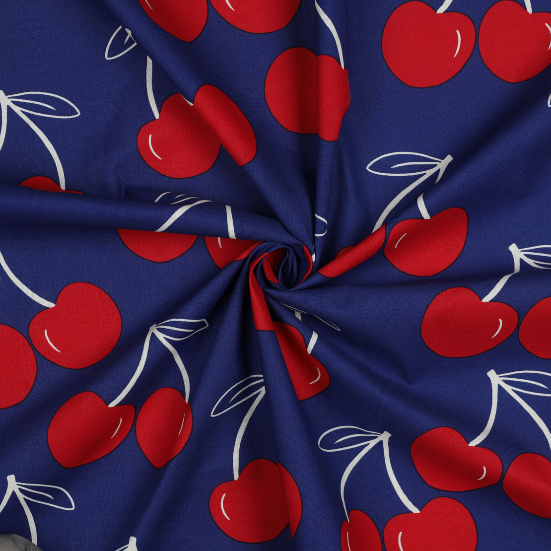 אריג כותנה עמיד במיים דפוס דובדבנים על רקע כחול כהה