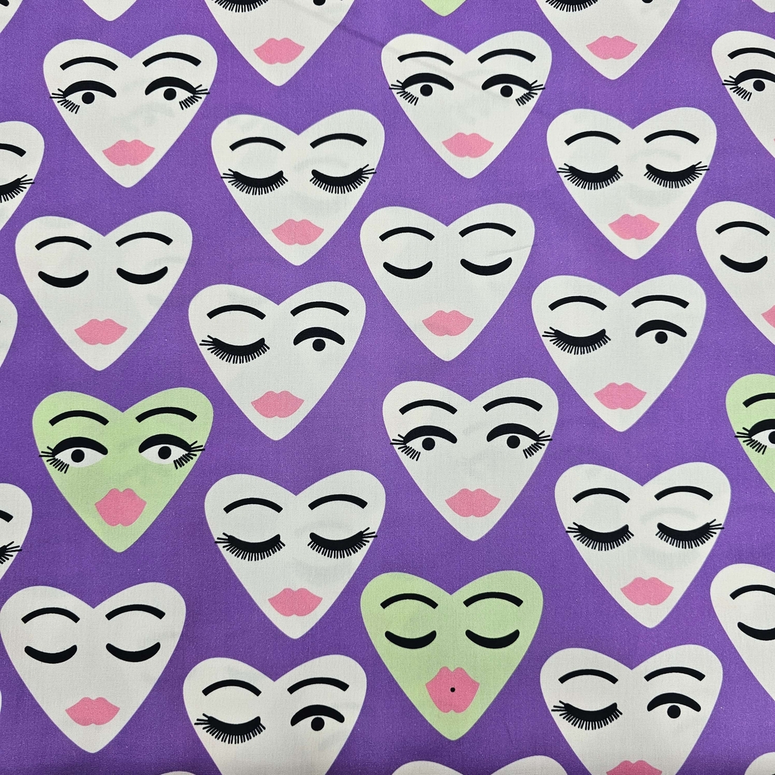 אריג כותנה דפוס לבבות שמחים על רקע סגול