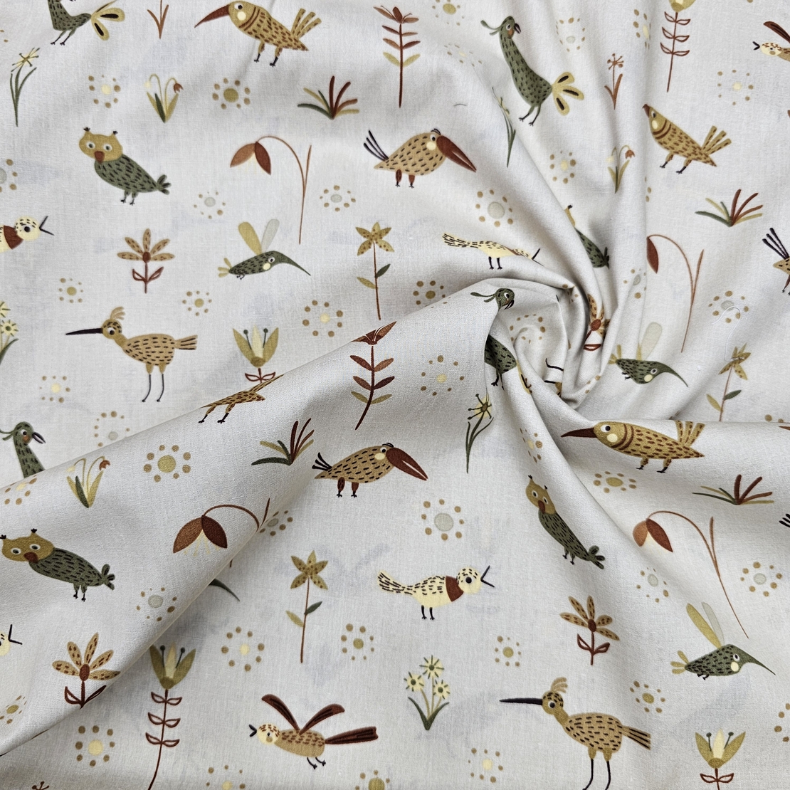 אריג כותנה דפוס בעלי כנף על רקע בז