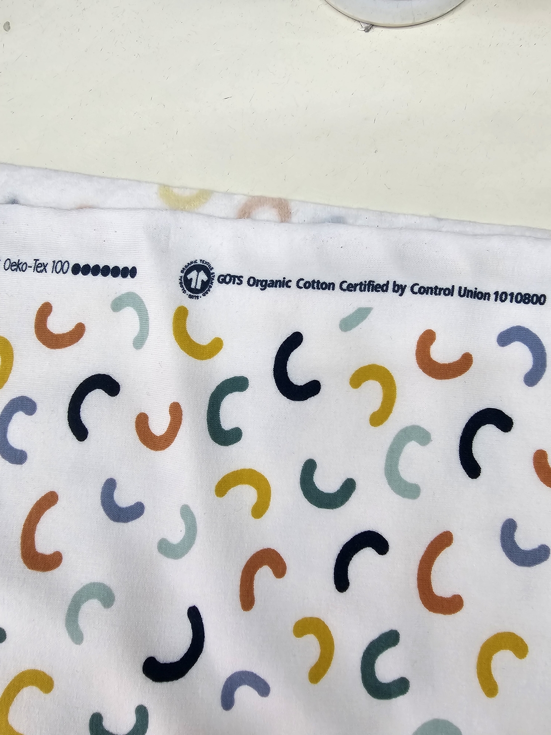 פוטר דפוס קשתות צבעוניות על רקע לבן 2
