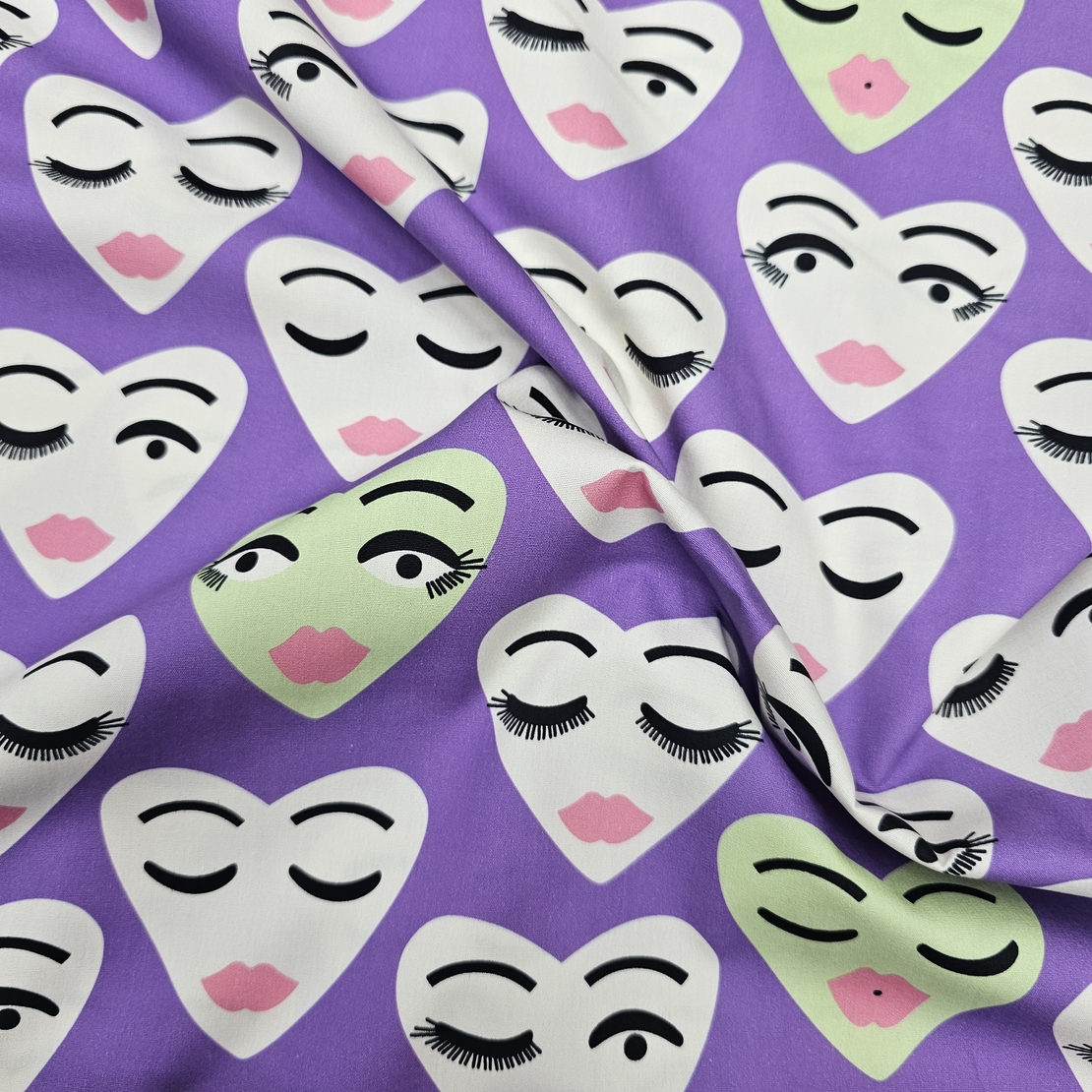 אריג כותנה דפוס לבבות שמחים על רקע סגול