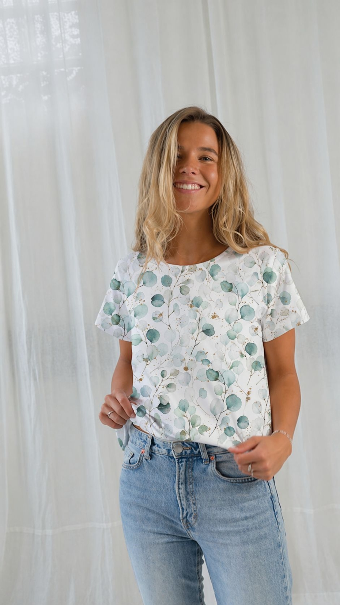 טריקו כותנה דפוס דיגיטלי עלי אקליפטוס על רקע לבן