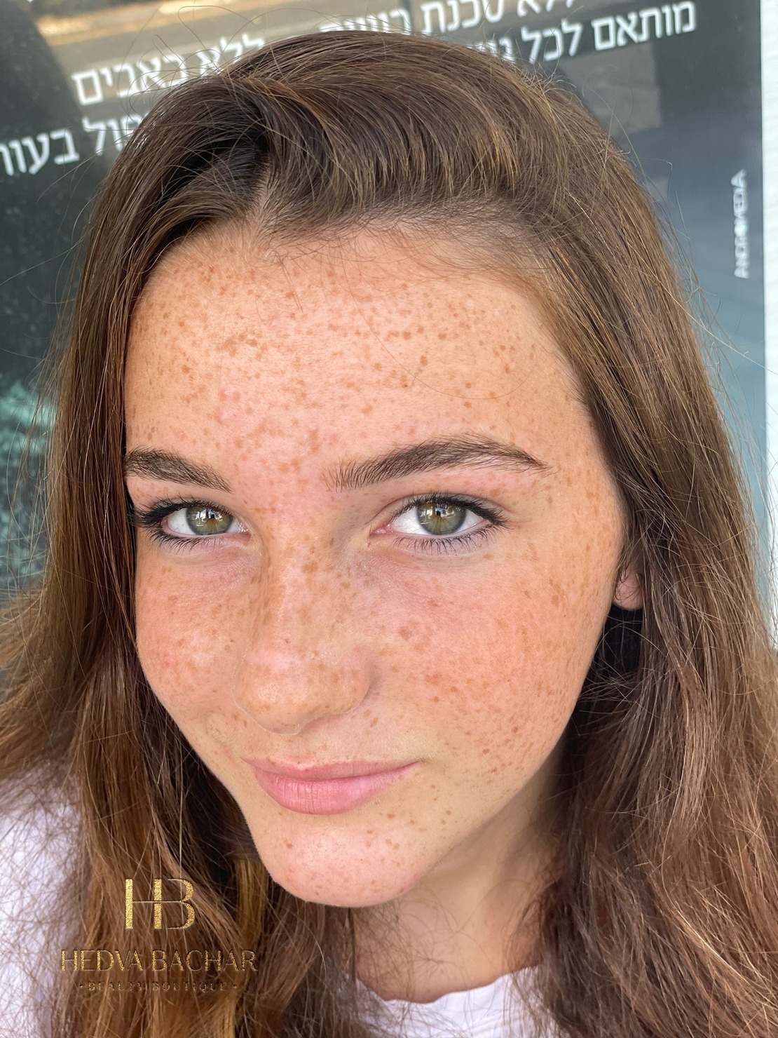 עיצוב גבות טבעיות
