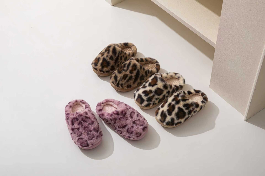 נעלי בית פרווה מנומר 30-35 בנות (אופוויט/חום/ורוד)